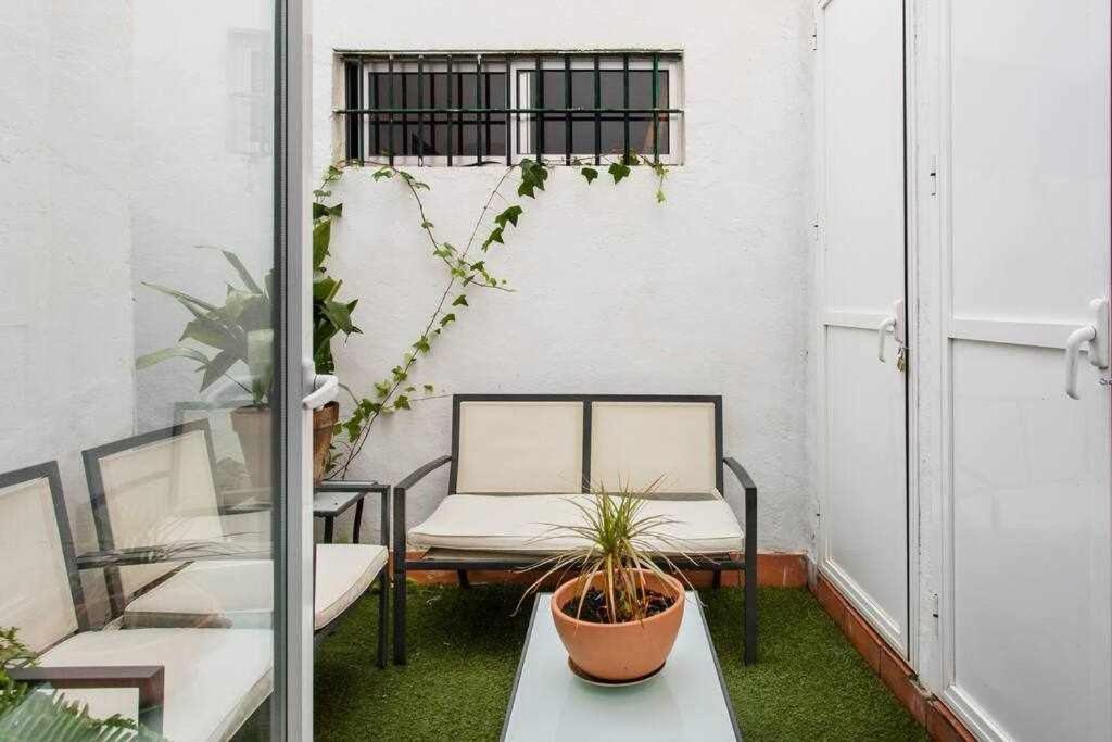 Lujoso Apartamento Con Patio En Triana Sevilla Luaran gambar