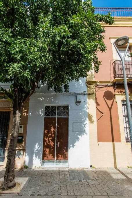 Lujoso Apartamento Con Patio En Triana Sevilla Luaran gambar